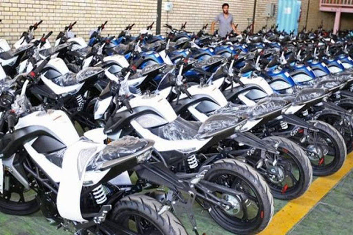 کشف ۶۴۹ موتورسیکلت احتکار شده در میدان گمرک