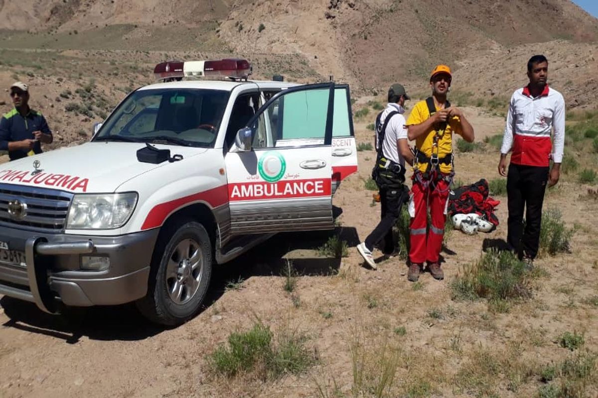 نجات افراد گرفتار در ارتفاعات قاین با تلاش امدادگران هلال احمر