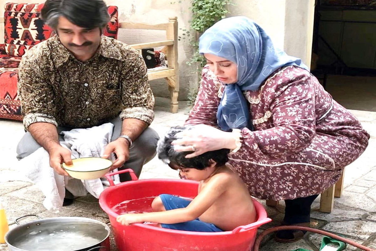 بازیگر سریال زیرخاکى و خواننده محبوب مهمانان مهران مدیرى