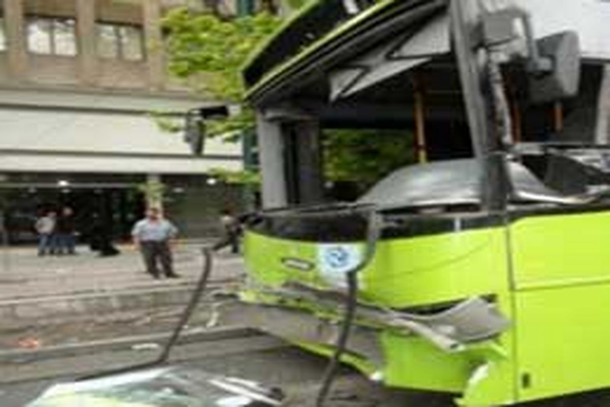 تصادف شدید ۲ دستگاه اتوبوس در بزرگراه لشگری/انتقال ۱۳ مجروح به بیمارستان
