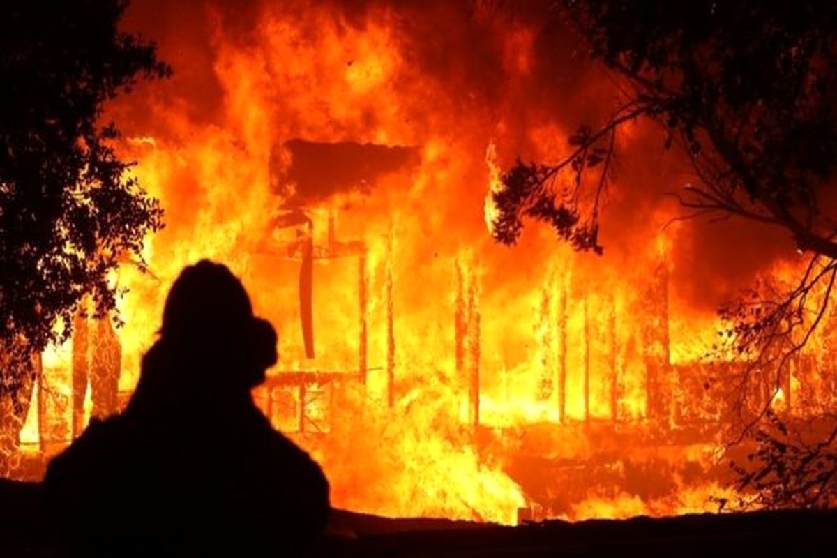 آتش‌سوزی گسترده در کالیفرنیا/ ناتوانی در اطفاء و تخلیه هزاران ساکن