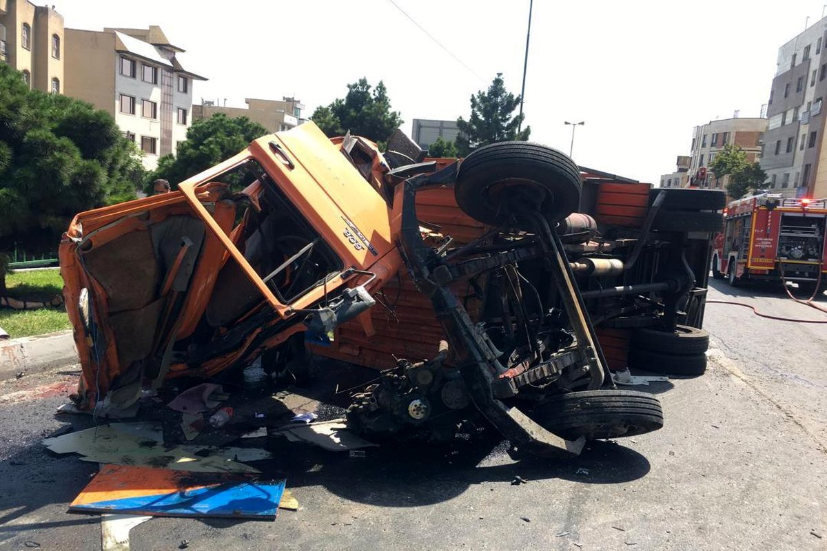 واژگونی وحشتناک دو کامیون در خیابان شهید باقری تهران+ عکس