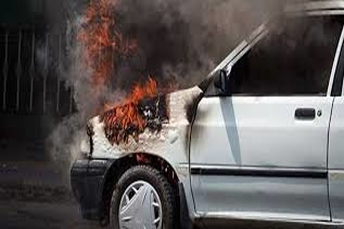 آتش سوزی خودرو پراید روبروی ترمینال آبادان