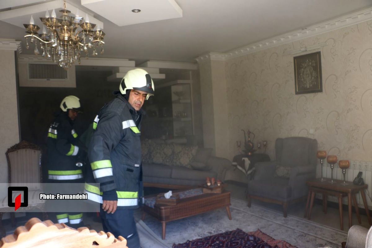 آتش سوزی و مبحوس شدن ۱۰ نفر در مجتمع مسکونی خیابان آذربهرام