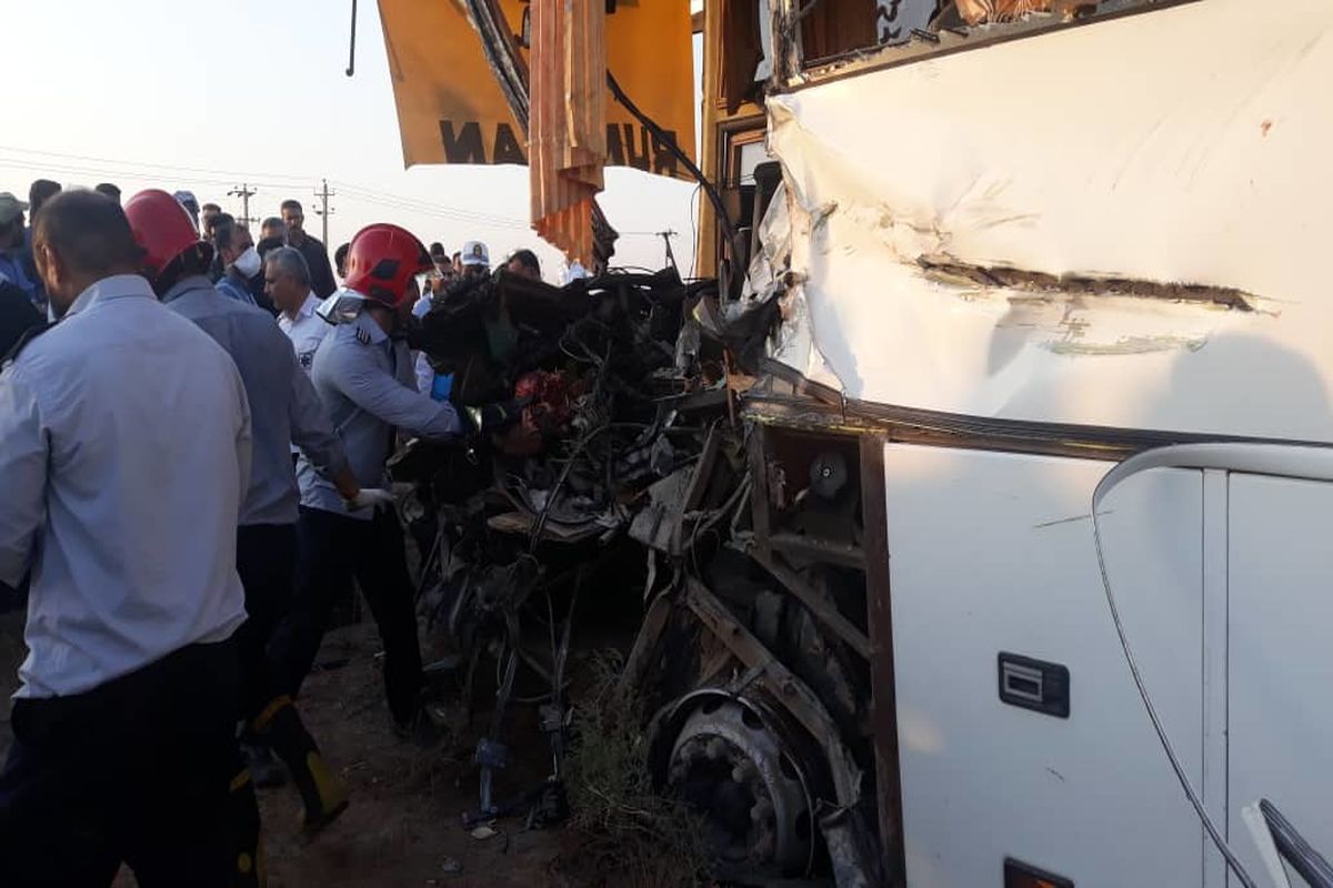 ۳ کشته در تصادف اتوبوس حامل کارکنان شرکت نفت و گاز اروندان با یک دستگاه تریلر+ببینید