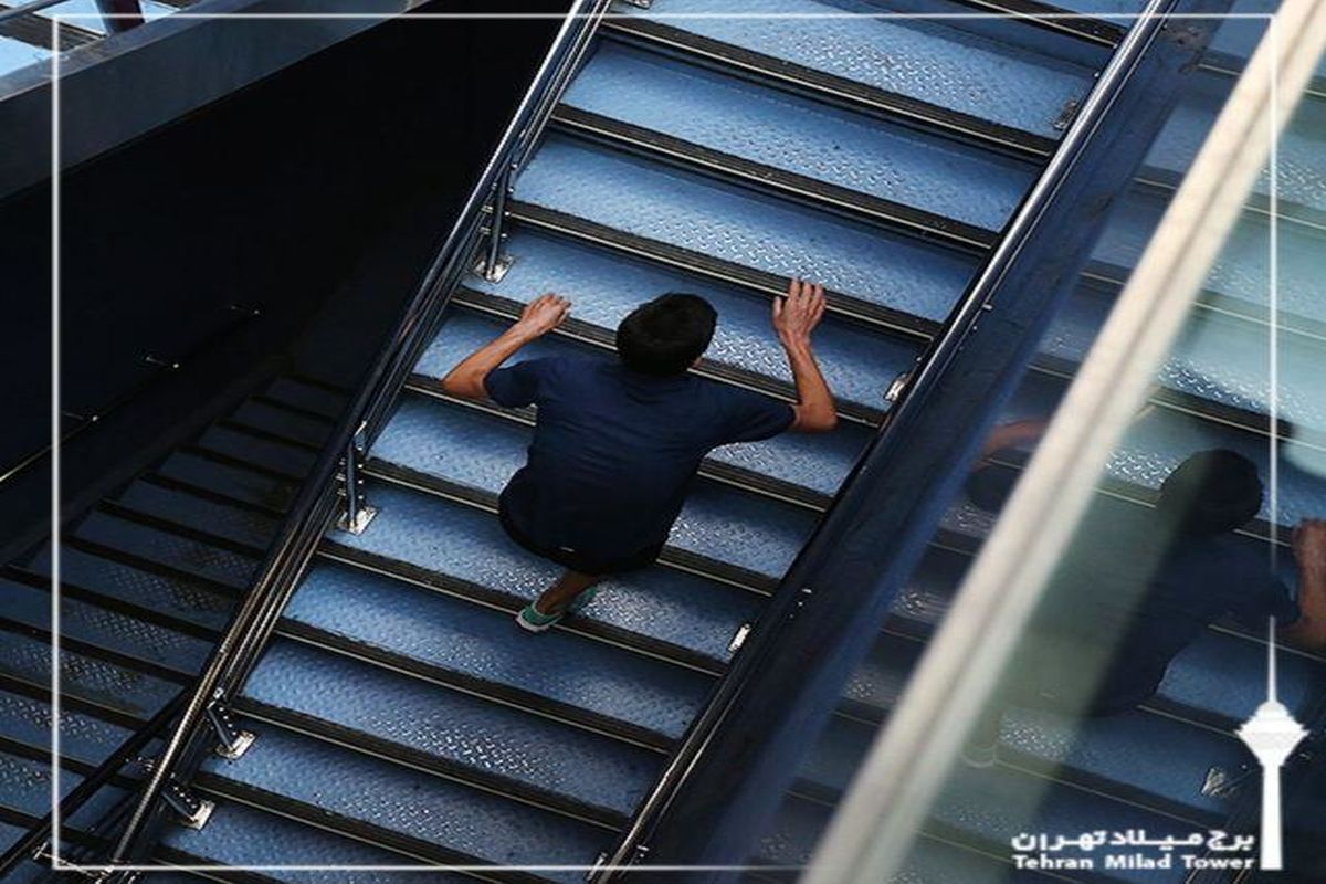 ورزشکار ایرانی با پاهای بسته پله های برج میلاد را بالا می رود/ ثبت رکورد جدید برای برج میلاد
