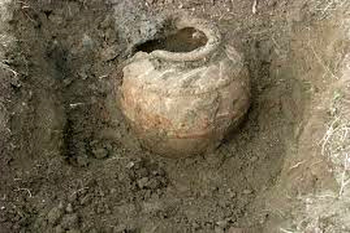 کشف ۳ قطعه ظروف سفال باستانی در بروجرد