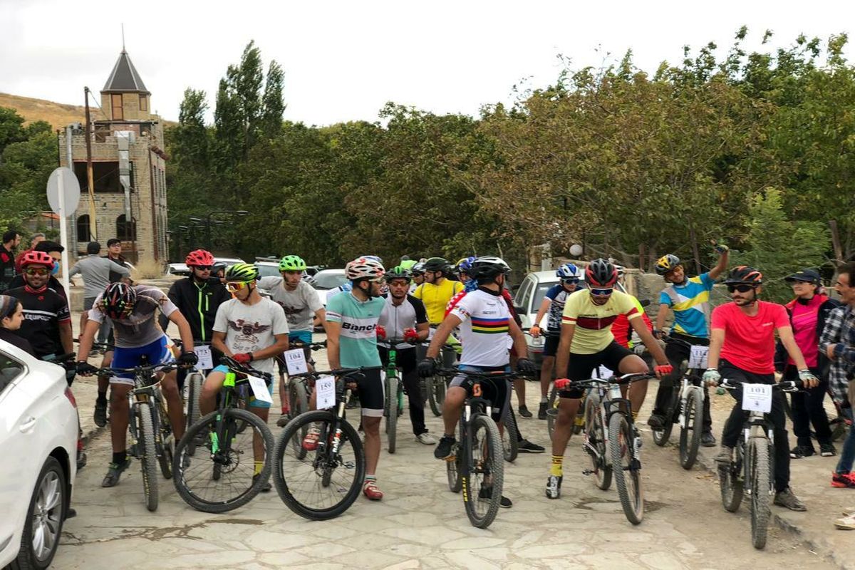 قهرمانی رکابزنان ارومیه و بوکان در رقابت‌های دوچرخه‌سواری کراس کانتری آذربایجان‌غربی