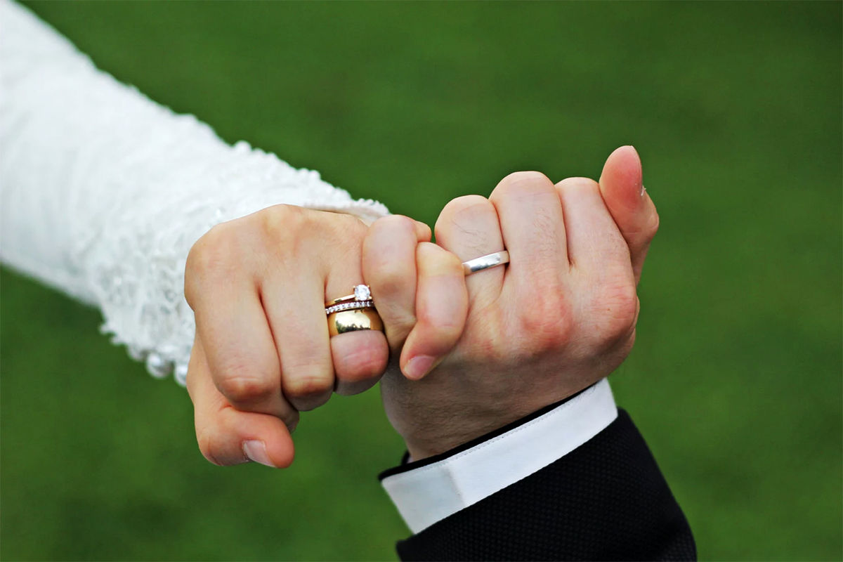 چرا حلقه ازدواج را دست چپ می‌اندازند؟