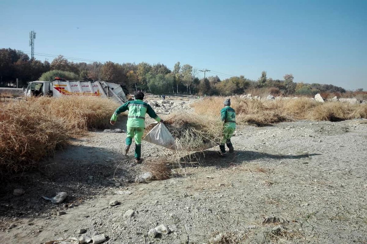 پاکسازی بستر رودخانه زاینده رود با کمک ۴۰۰ نیروی شهرداری