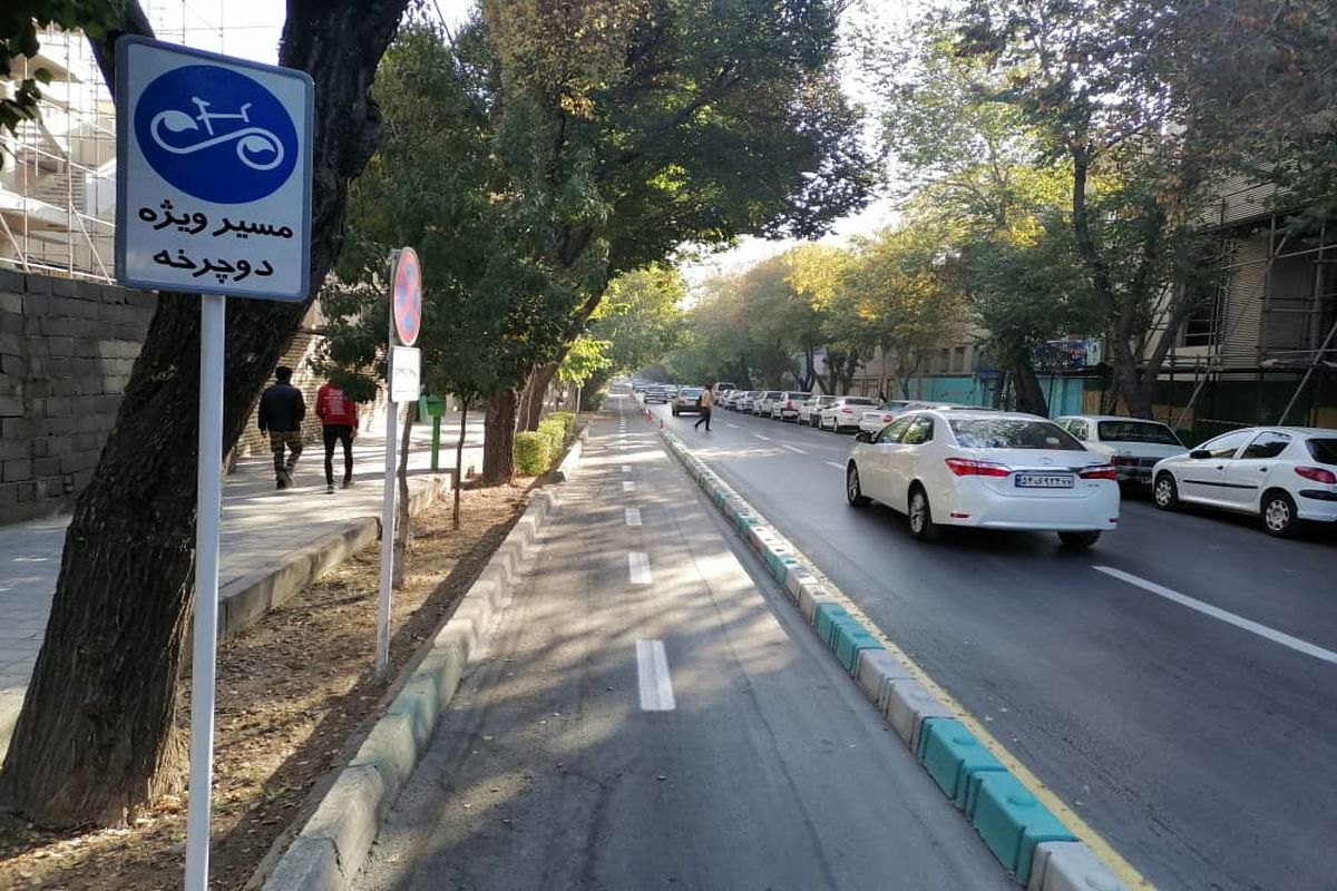 اجرای مسیر دوچرخه در خیابان نیکبخت توسط شهرداری منطقه ۶ اصفهان