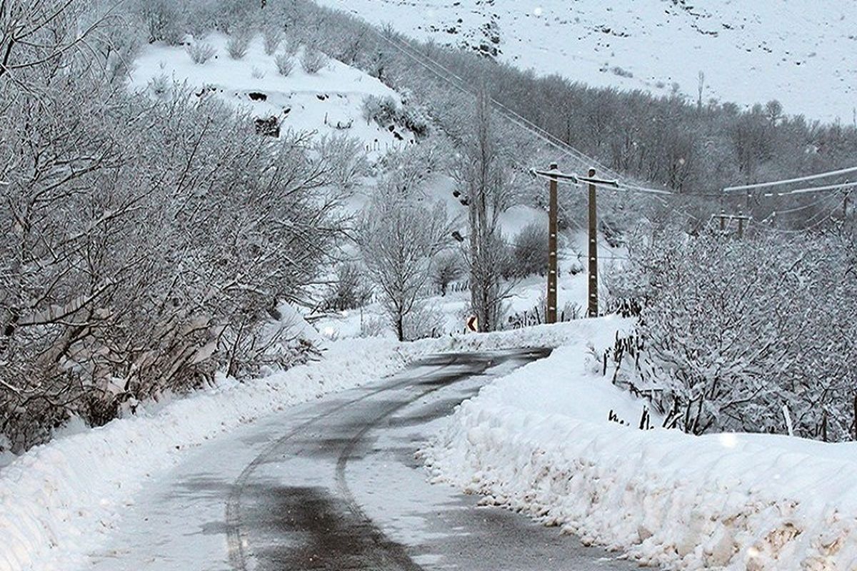 ۸۰ روستای گیلان زیر بارش برف