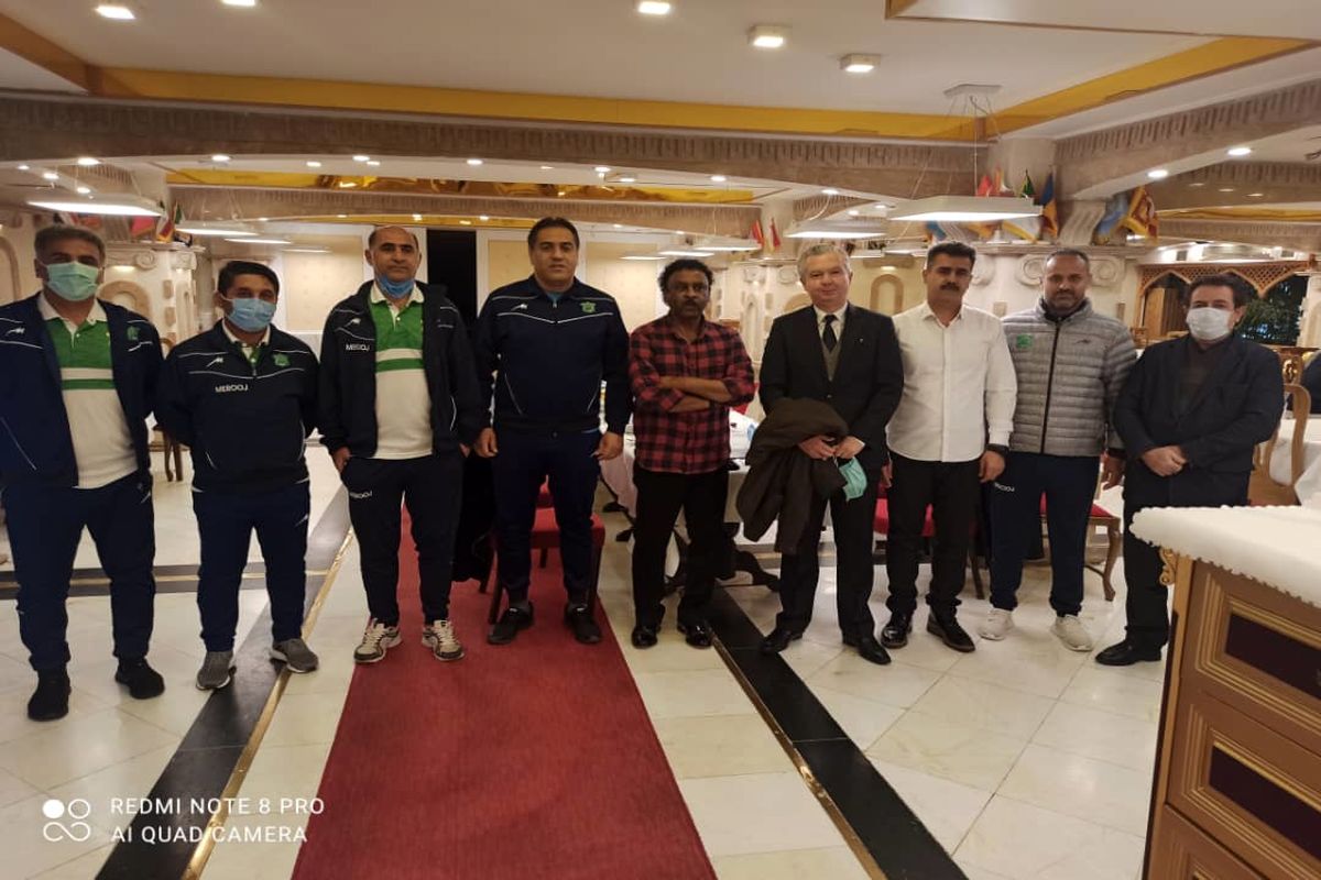 دیدار سفیر برزیل با اعضای تیم فوتبال صنعت نفت آبادان پیش از دیدار با استقلال تهران +ببینید