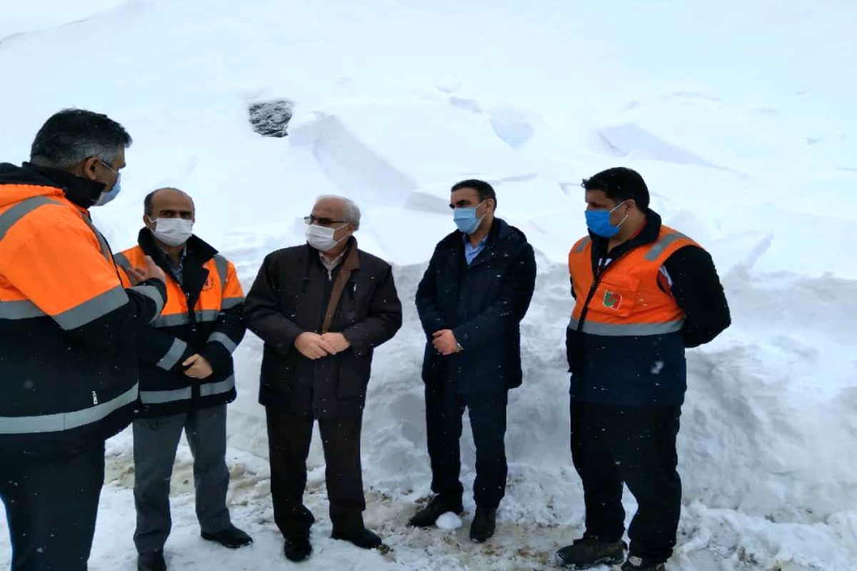 استقرار ماشین آلات برفروبی و نیروهای امدادی در محورهای برفگیر گیلان