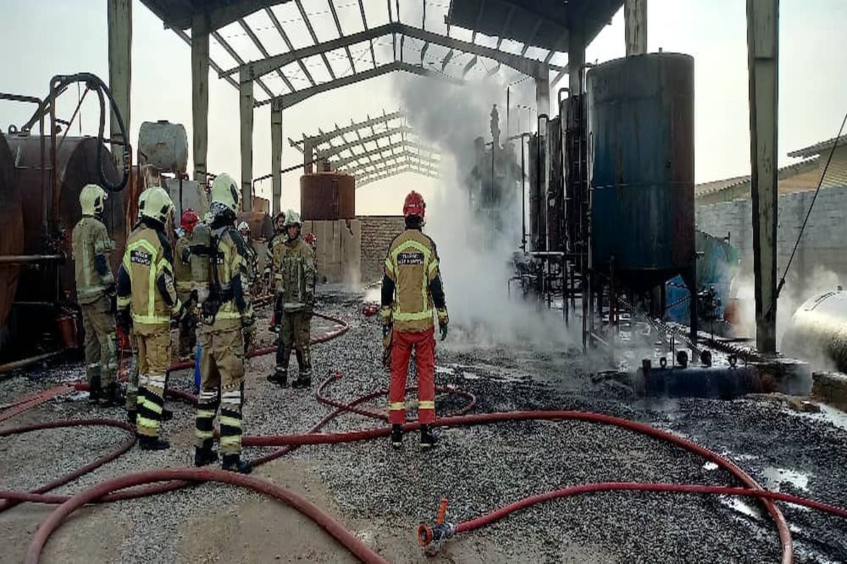 وقوع آتش سوزی وحشتناک در کارگاه تولید مواد نفتی+عکس