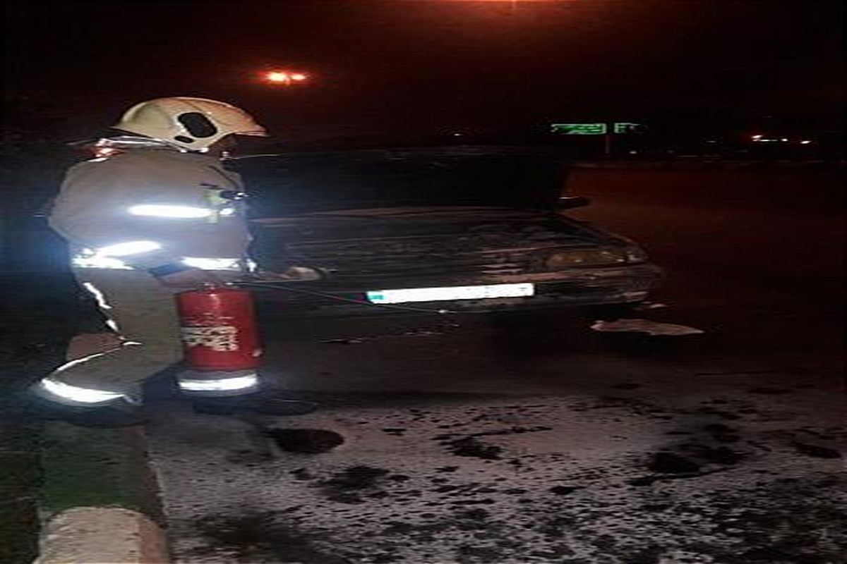 اطفای حریق خودرو پژو پارس در خوراسگان