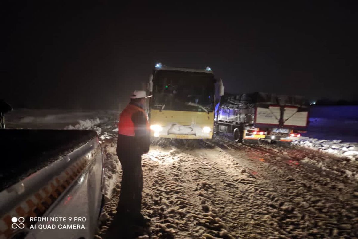 بازگشایی راه ۲۵۰ روستای مسدود شده بر اثر بارش سنگین برف در آذربایجان‌غربی