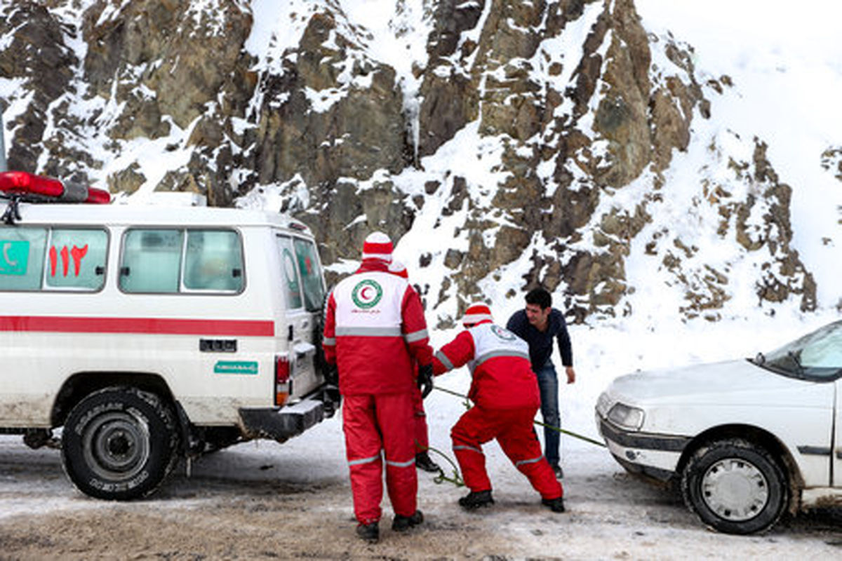 امدادرسانی هلال احمر به ۱۱۷۱ نفر در برف و کولاک