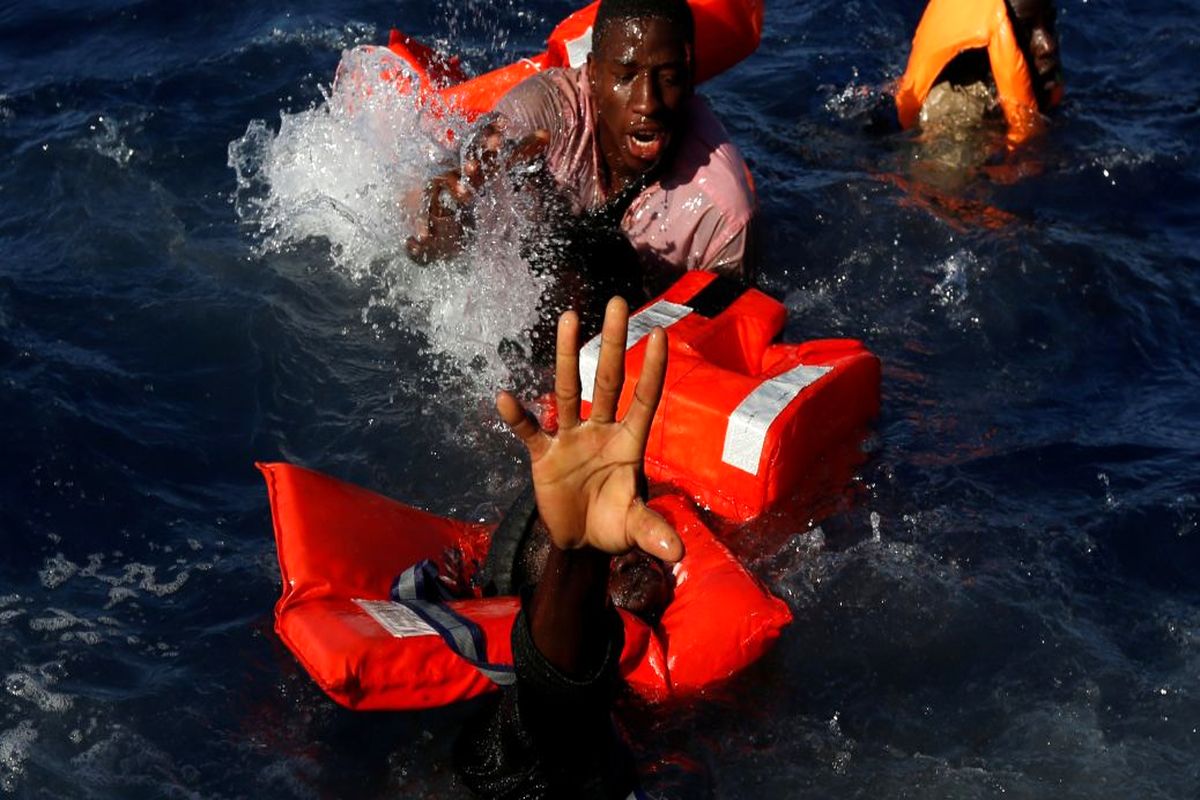 عکس‌های تکان‌دهنده مهاجران آفریقایی گرفتار در دریای مدیترانه