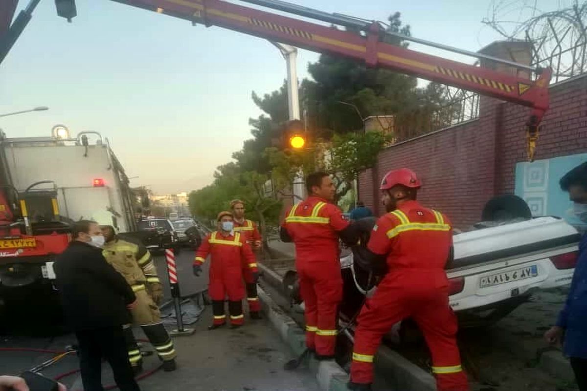 واژگونی پژو پارس با ۵سرنشین در بلوار هجرت تهران