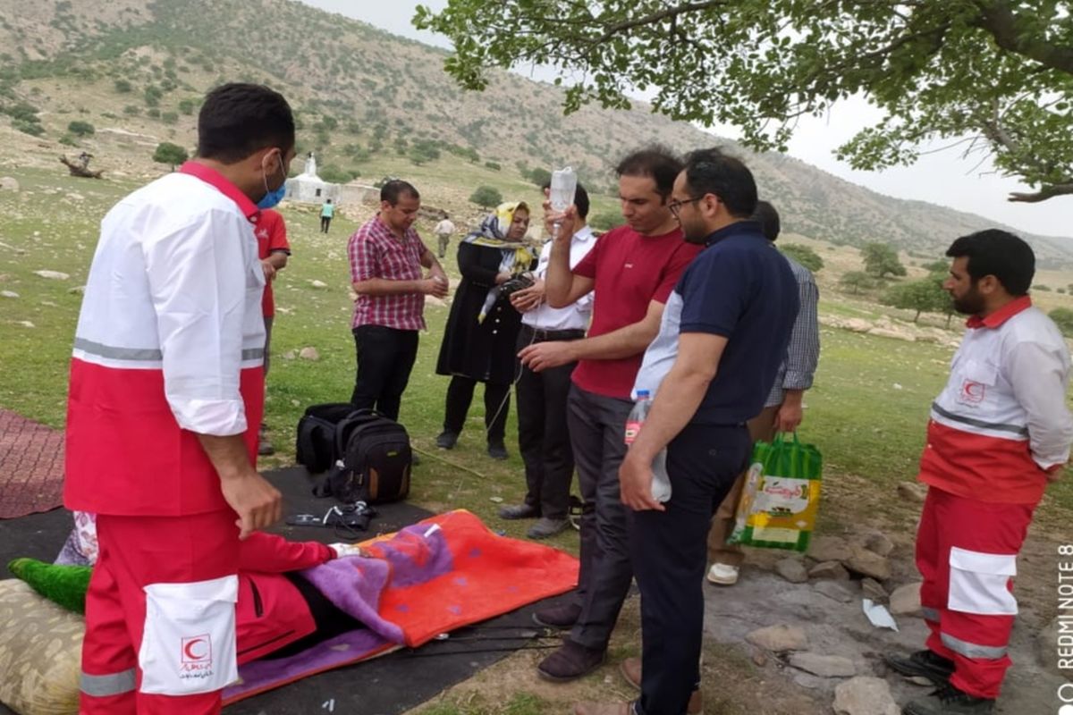 نجات جان زنی در ارتفاعات چرام توسط امدادگران هلال احمر