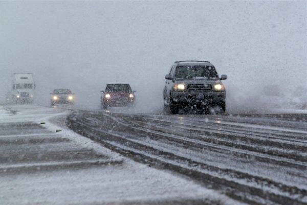 برف و باران جاده‌های مازندران را دربر گرفت/ رانندگان احتیاط کنند