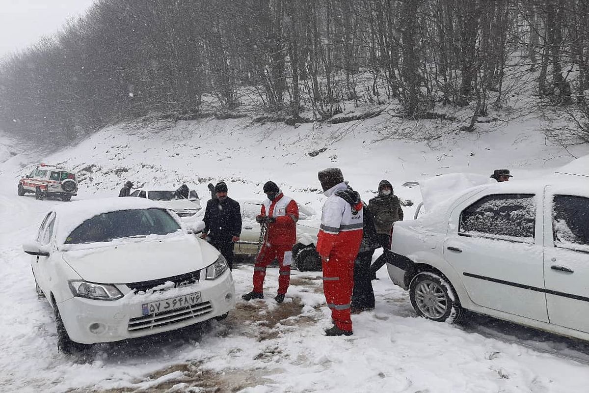 امدادرسانی عوامل هلال احمر به خودروهای گرفتار شده در  محور های کوهستانی گیلان