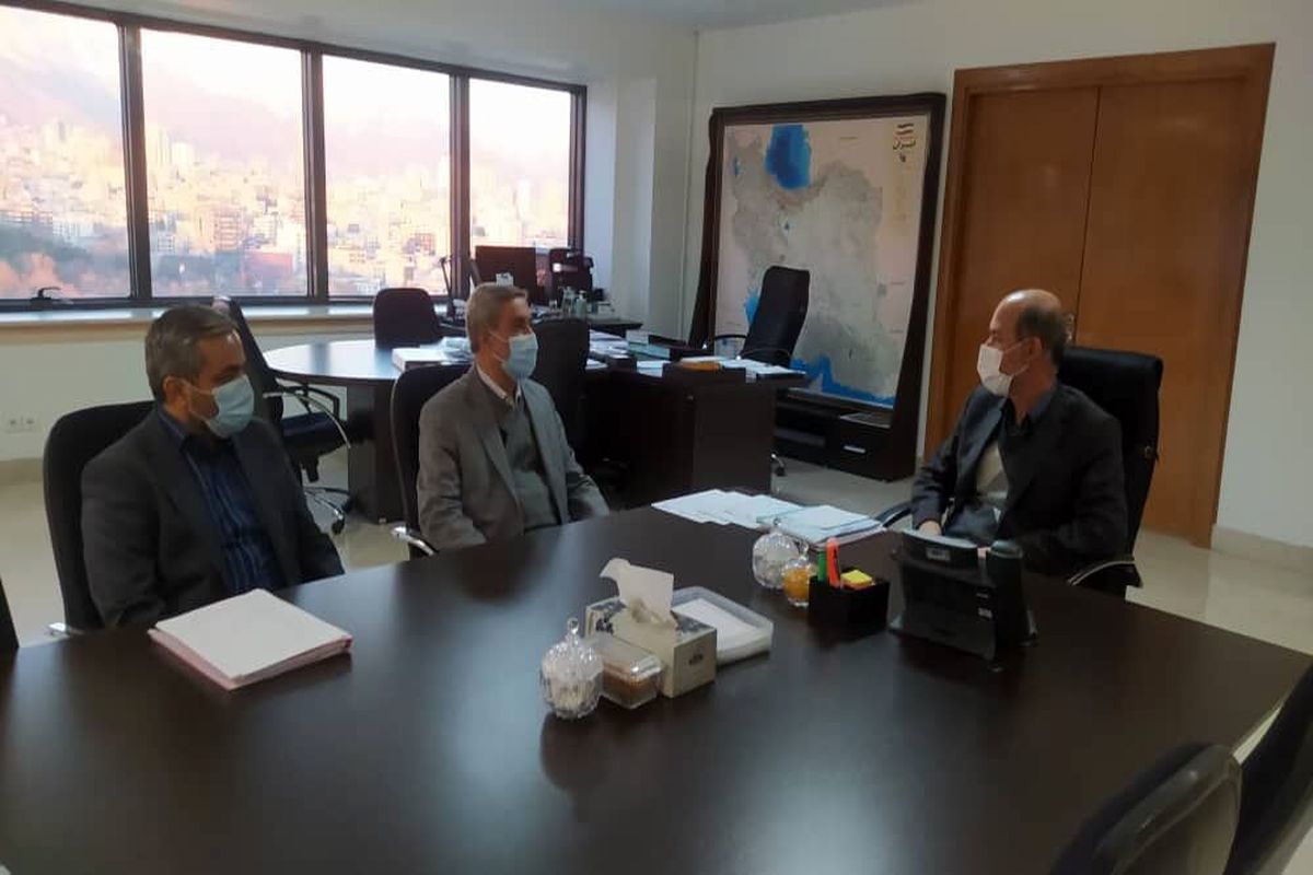 استاندار همدان در دیدار با وزیر نیرو تامین آب آشامیدنی پایدار شهر همدان را پیگیری کرد