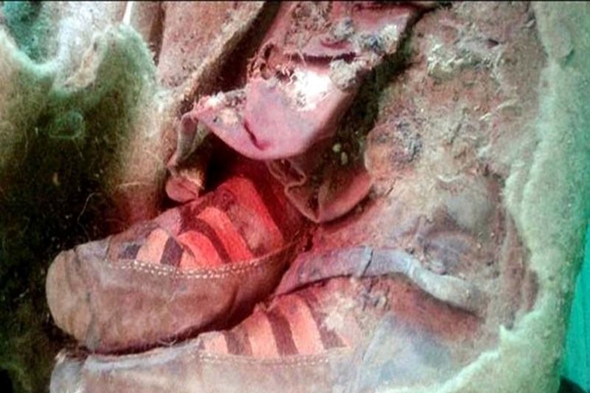 کشف یک جسد چندصد ساله‌ با کتانی‌‌های آدیداس!+عکس
