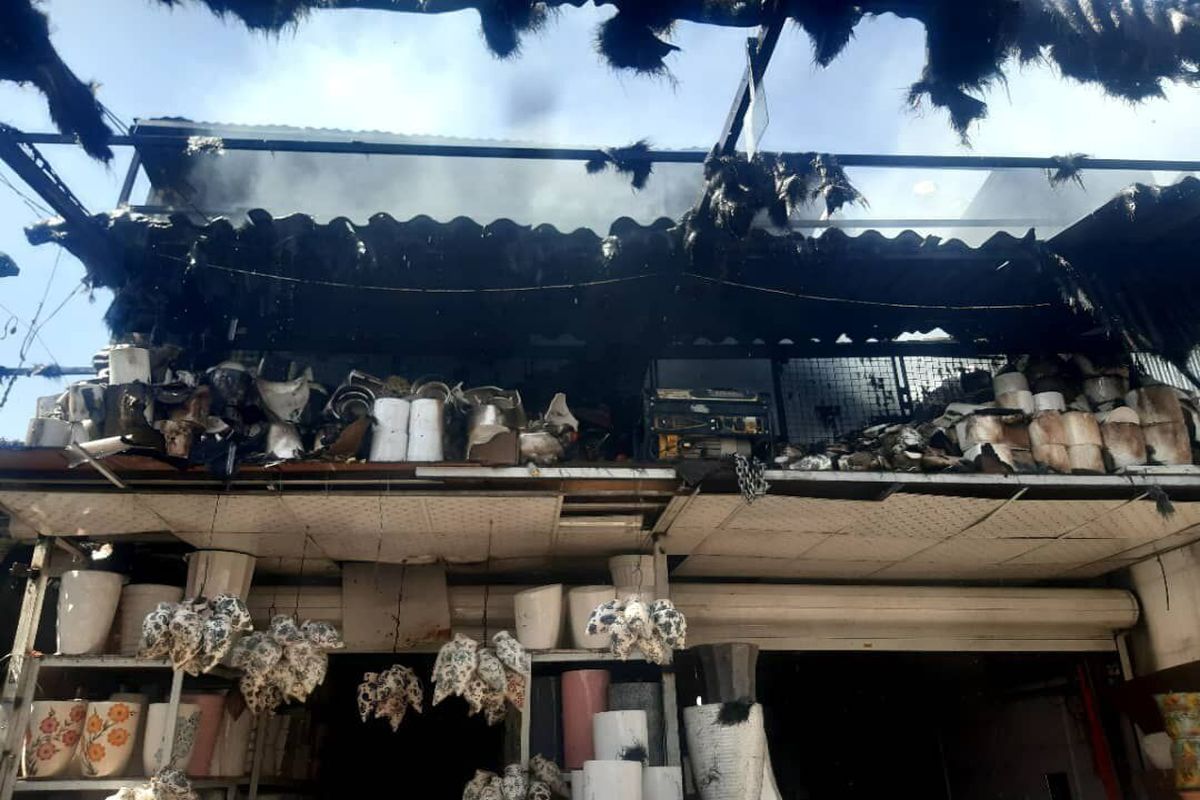 بررسی علت آتش سوزی بازار گل محلاتی در صحن شورای شهر تهران + تصاویر روز آتش سوزی