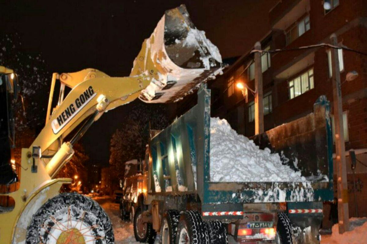۲۹ دستگاه ماشین آلات سنگین سپاه برای برف روبی معابر اردبیل استفاده می شوند