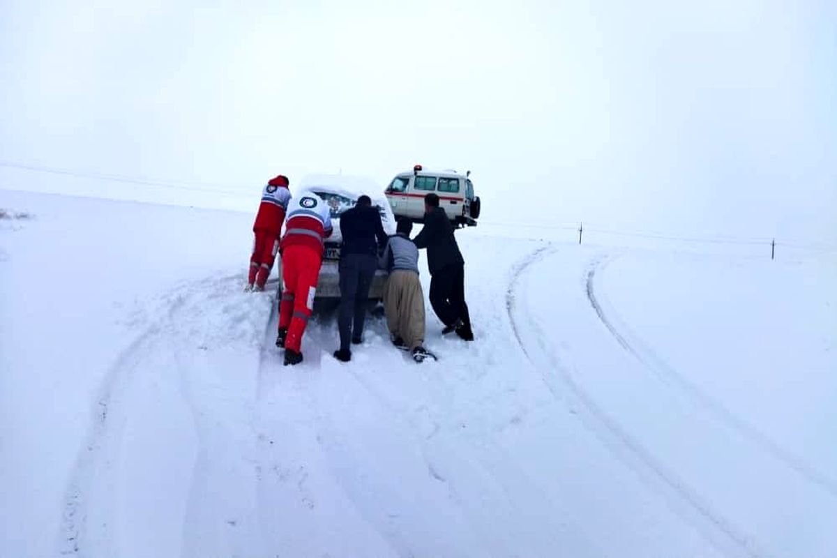 امداد رسانی به بیش از ٢١٩ نفر  در برف و کولاک توسط هلال‌احمر لرستان