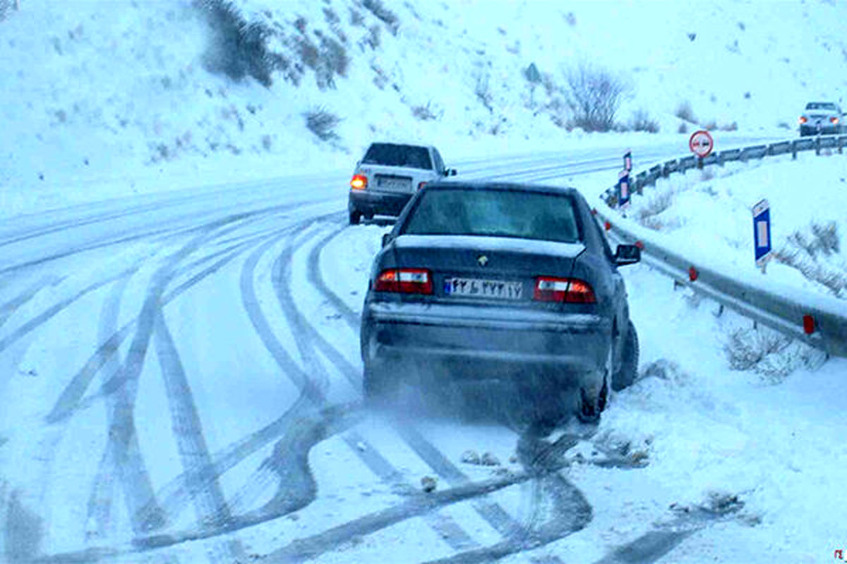 بارش برف در جاده‌های مازندران شدت گرفت / جاده کیاسر به سمنان مسدود شد
