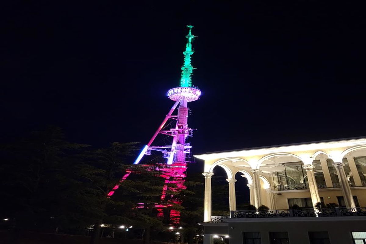 برج تلویزیونی تفلیس به رنگ پرچم ایران در آمد