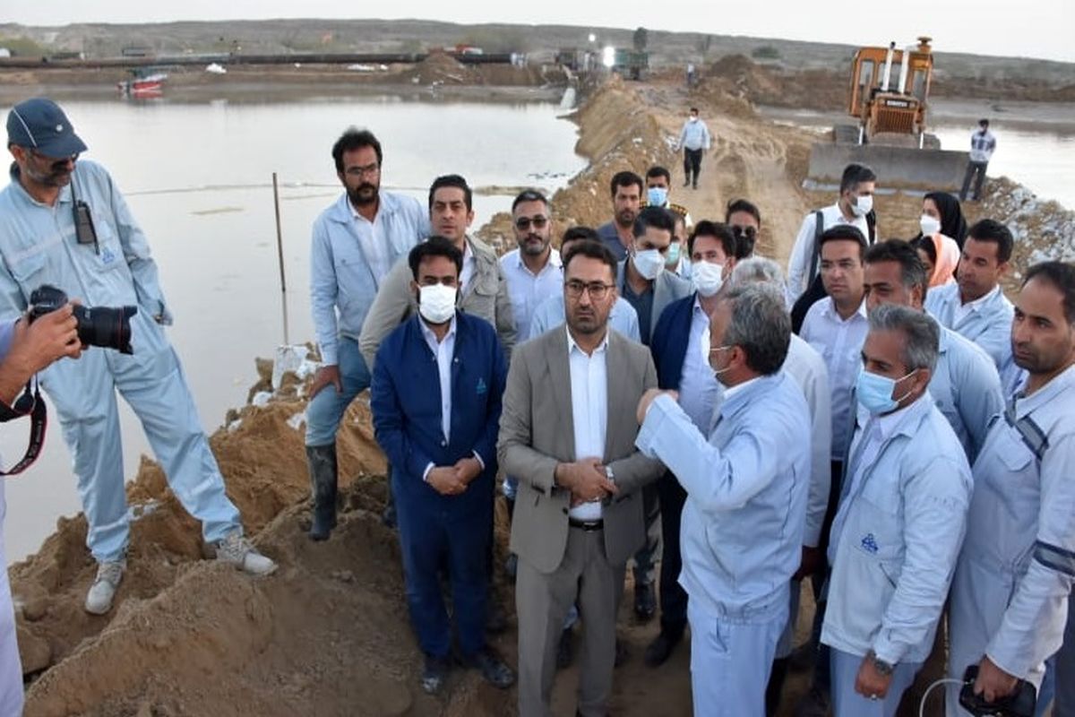 بازدید از محل حادثه شکستگی خط لوله میعانات گازی در رودخانه کُل بندرعباس