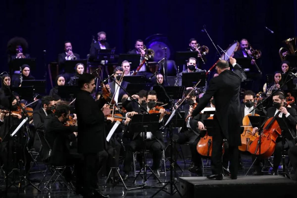 ارکستر سمفونیک تهران به رهبری نصیر حیدریان به روی صحنه رفت