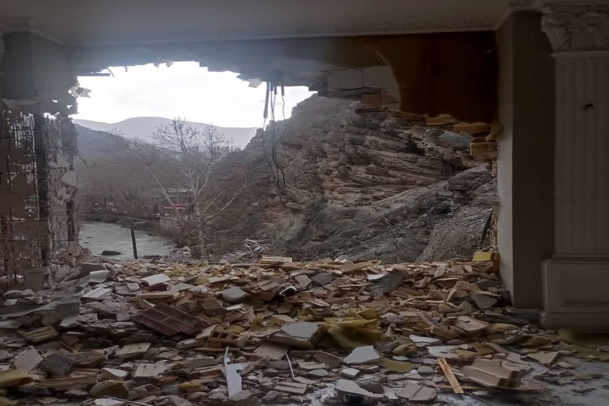 تخریب ابر ویلای حاشیه رودخانه کرج با جدیت ادامه دارد/ بخش‌های دیگری از ساختمان تخریب شدند