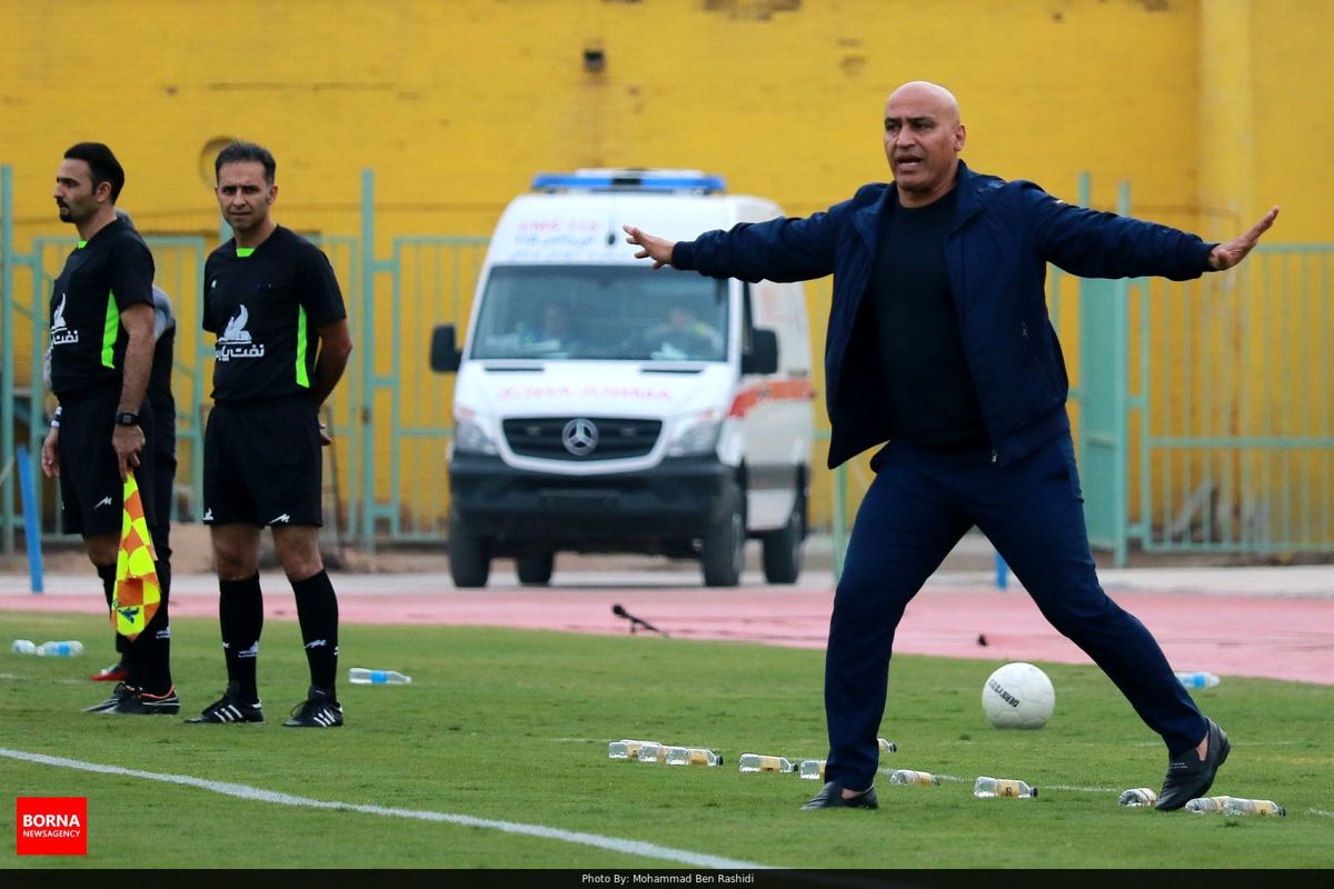 منصوریان: نگاه فوتبال ایران به بازی صنعت نفت و استقلال است