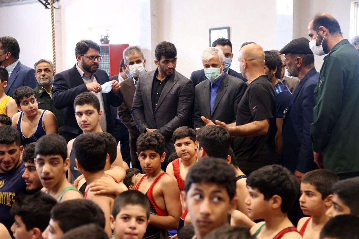 بازدید وزیر ورزش و جوانان از خانه کشتی حسن یزدانی در جویبار
