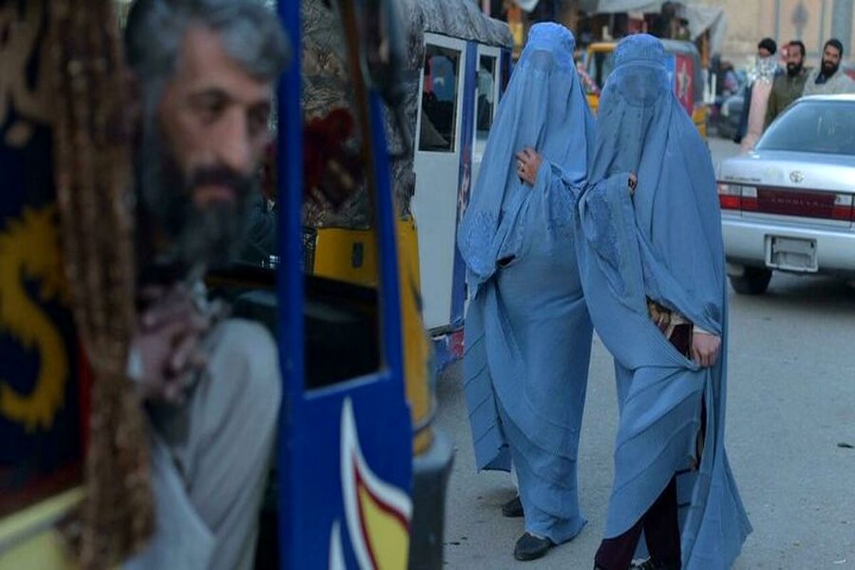 حکم جدید طالبان: زنان شاغل افغان با حداقل اندازه پتو خود را بپوشانند!