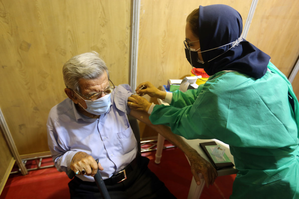 همه سالمندان در شیراز واکسن کرونا را دریافت می کنند
