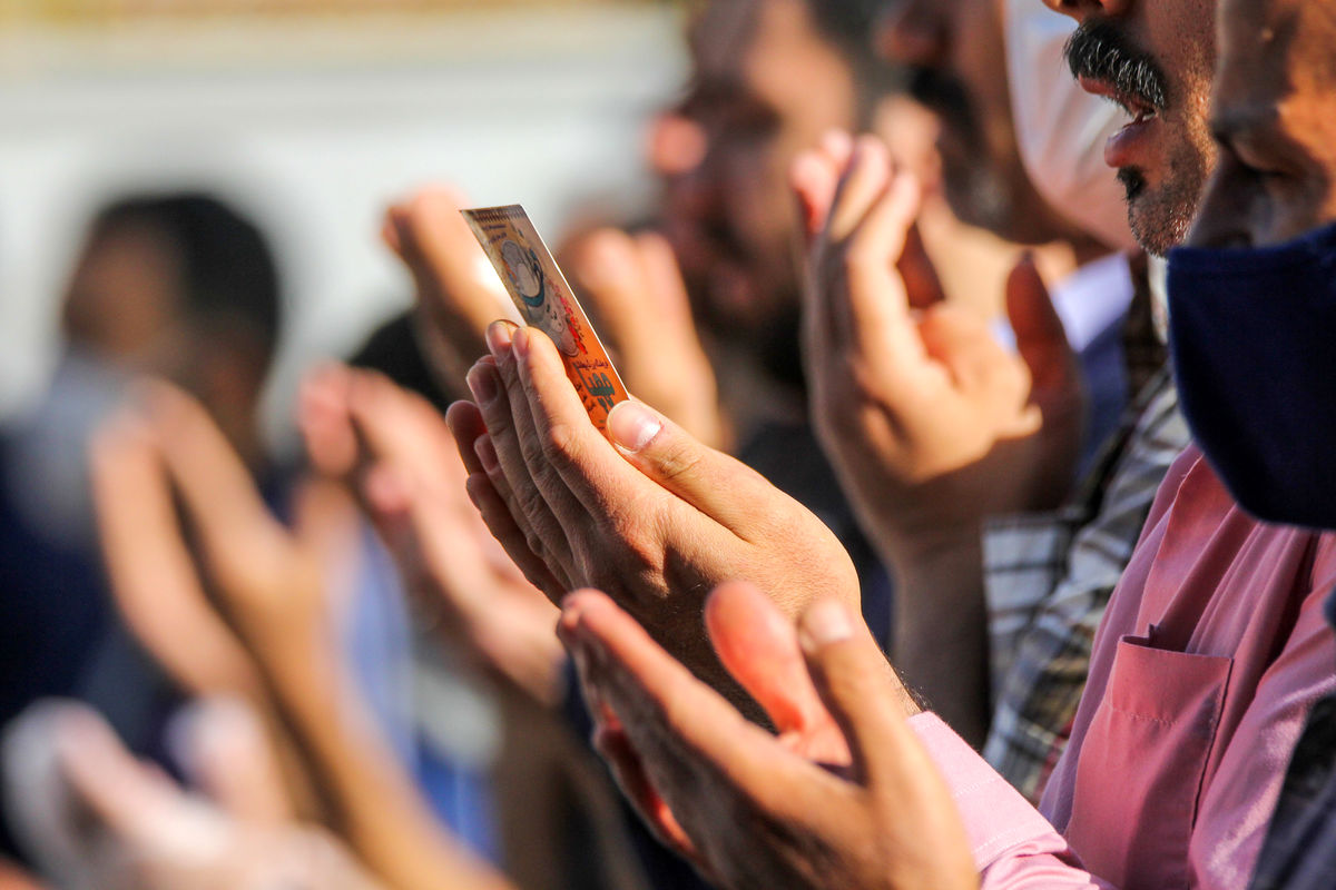 اقامه نماز عید فطر در حرم مطهر کریمه اهل‌بیت(س)