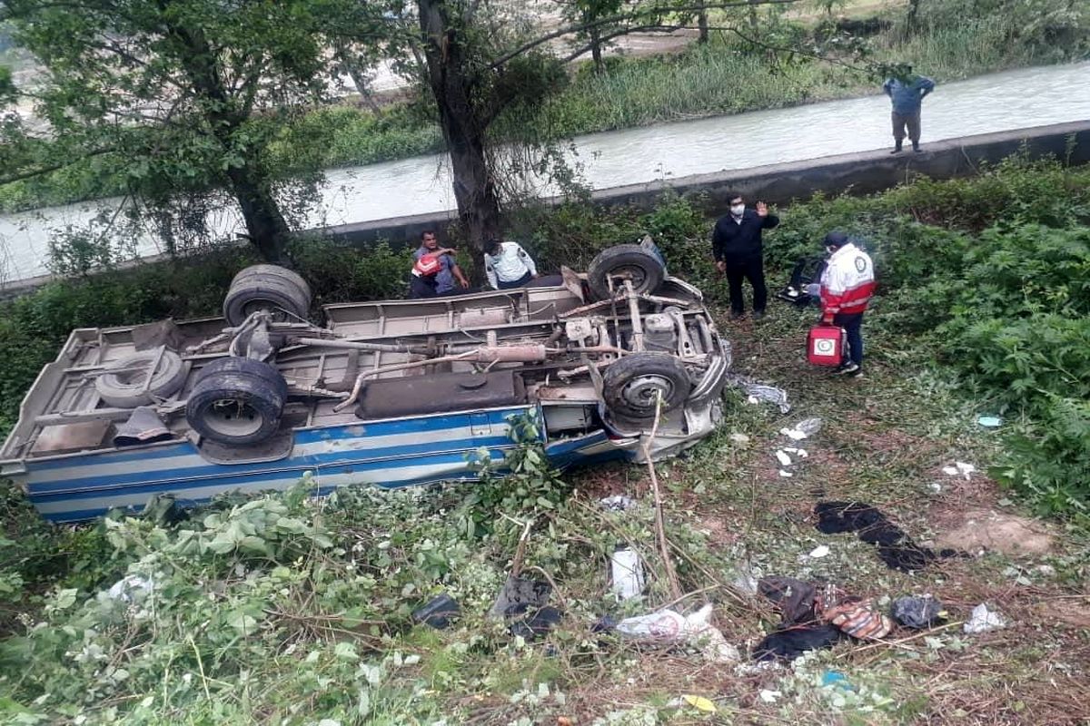 سقوط مینی بوس به دره با ۱۵ سرنشین