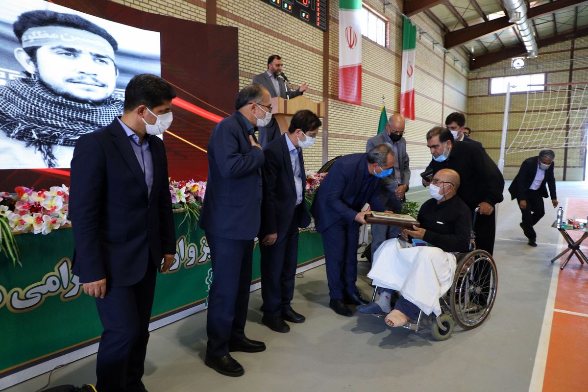 تجلیل از خانواده شهید والامقام عزیززادگان