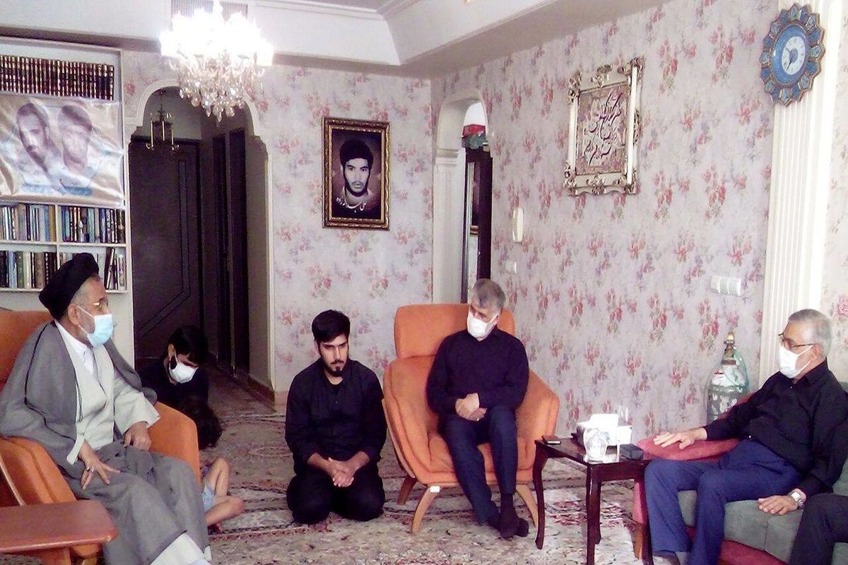 وزیر اطلاعات با خانواده یک شهید مدافع حرم دیدار کرد
