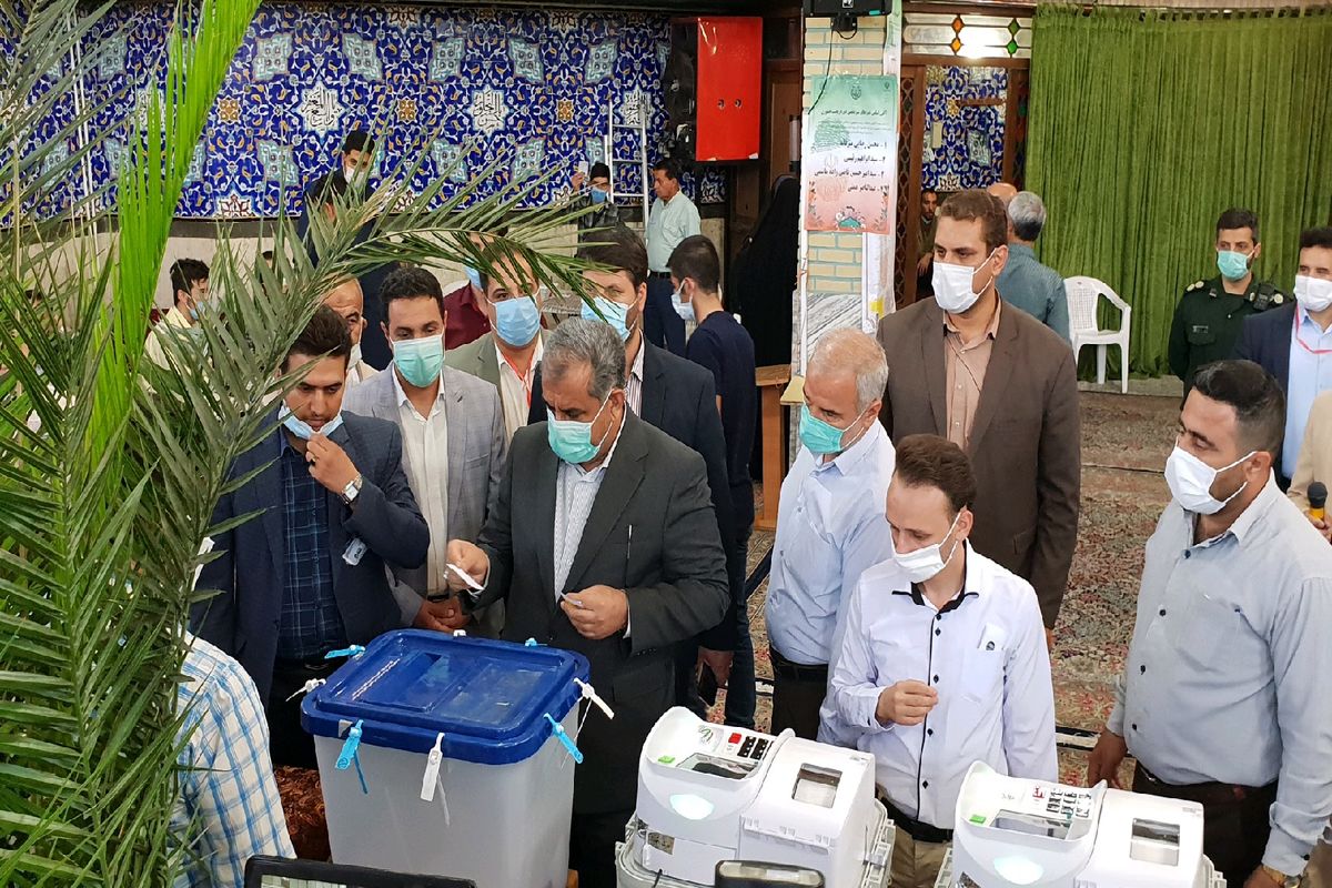 استاندار قزوین رأی خود را به صندوق انداخت