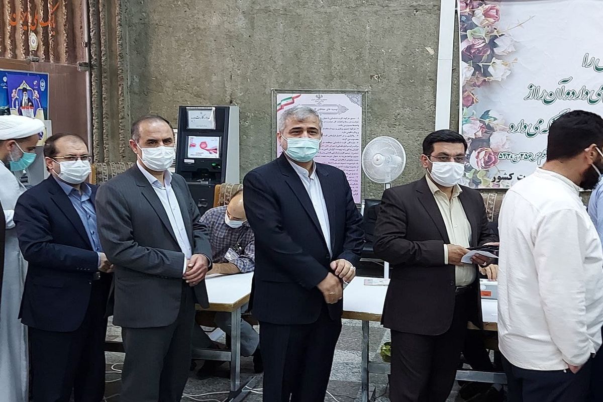 علی القاصی مهر رای خود را به صندوق انداخت