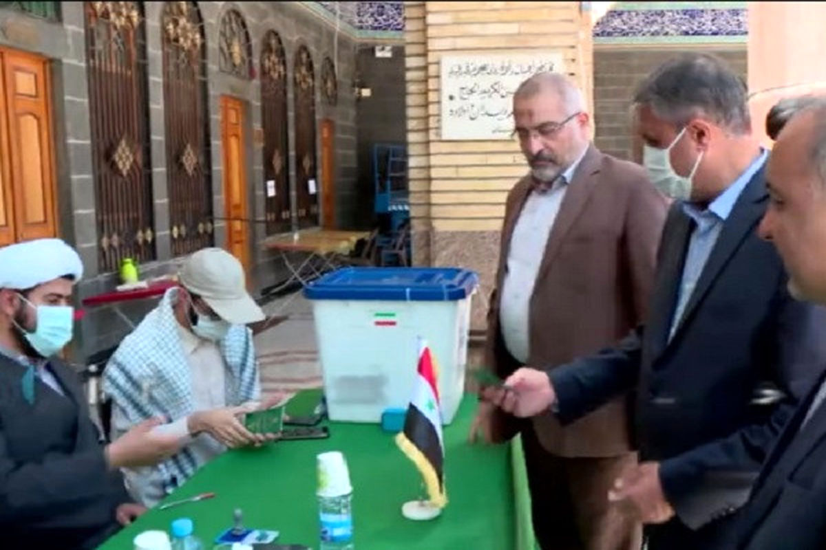 وزیر راه و شهرسازی در حرم حضرت زینب (س) در دمشق رای خود را به صندوق انداخت
