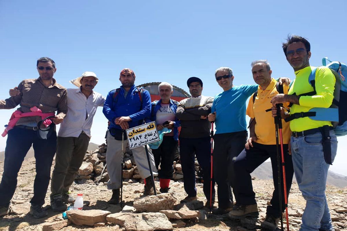کوهنوردان شرکت آبفای قزوین به قله سندان صعود کردند