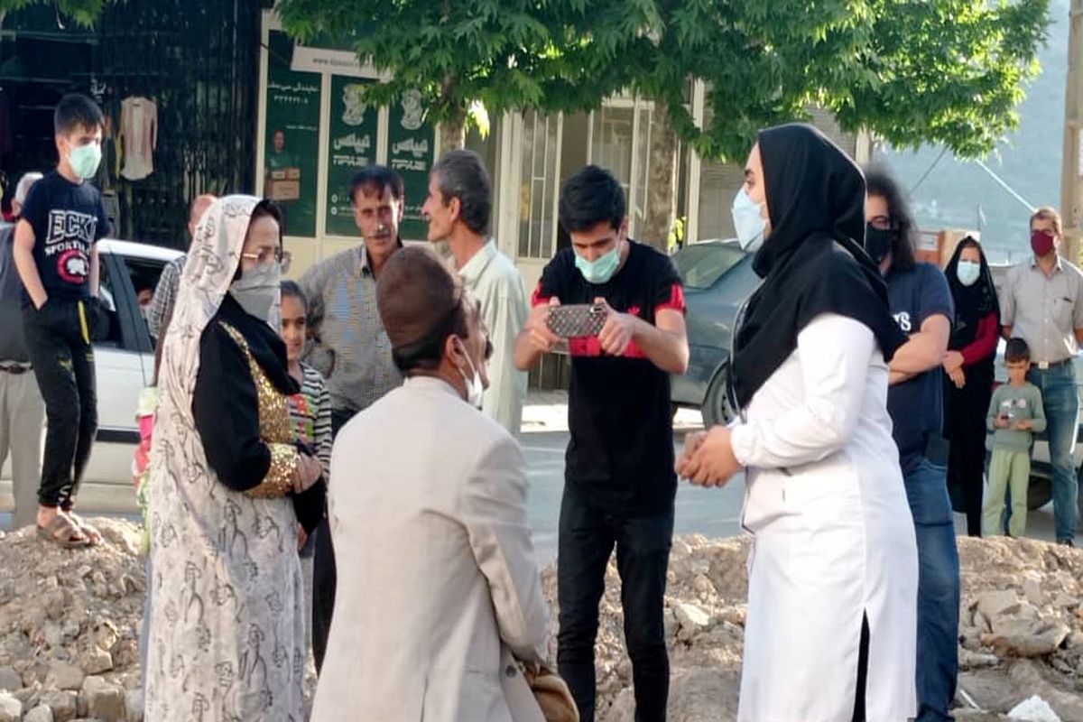 اجرای نمایش خیابانیعشق کرونایی در شهر سی سخت